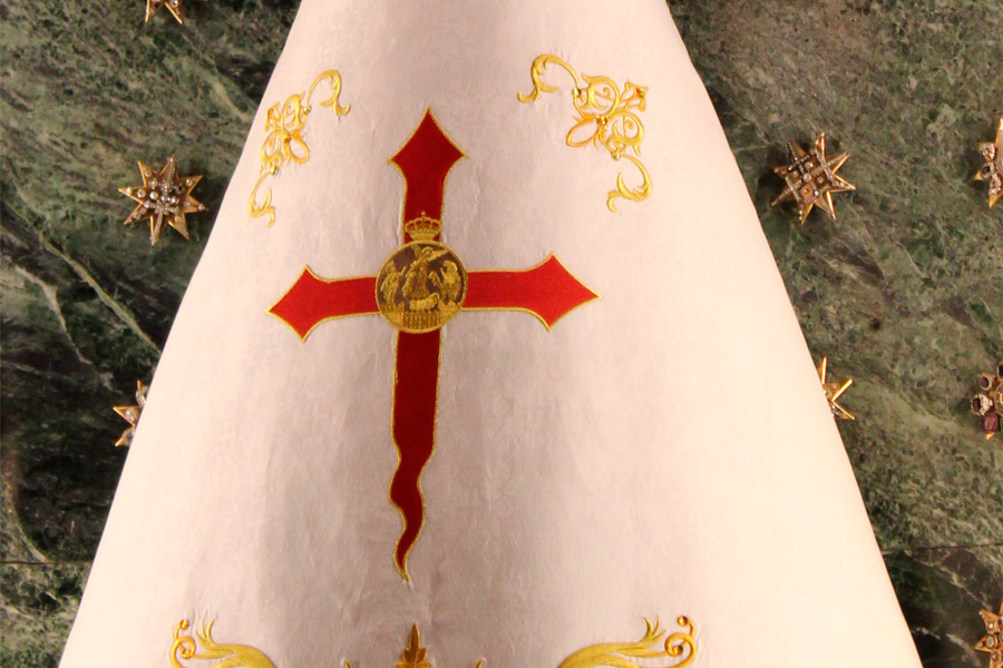 Ofrenda de un manto de la Real Cofradía de Nobles del Portillo de Zaragoza a la Santísima Virgen del Pilar
